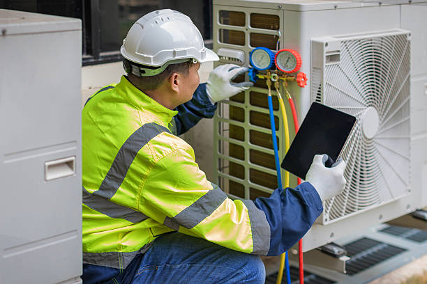 Professional Hvac technician working in Lansing, MI